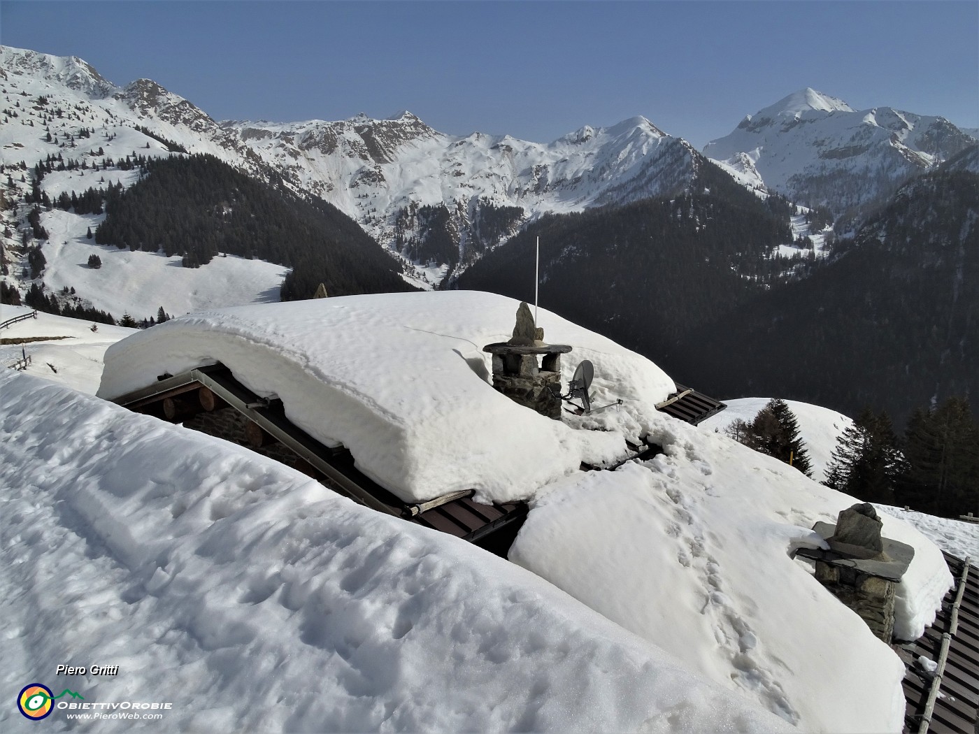 37 Tetti e monti ammantati di neve !.JPG